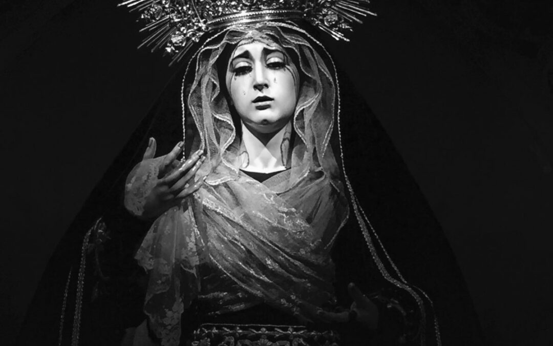 Nuestra Señora de las Lágrimas, viste de Luto