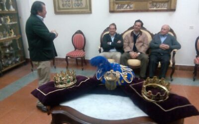 SUS MAJESTADES, RECIBEN SUS CORONAS