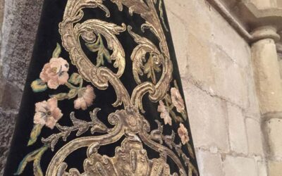 EL ALTAR DE INSIGNIA SE COMPLETA CON UN ESTANDARTE DEL SIGLO XVIII