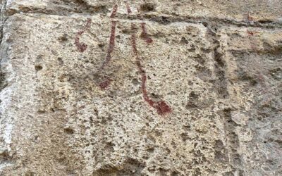 Aparecen pinturas en la fachada de San Juan
