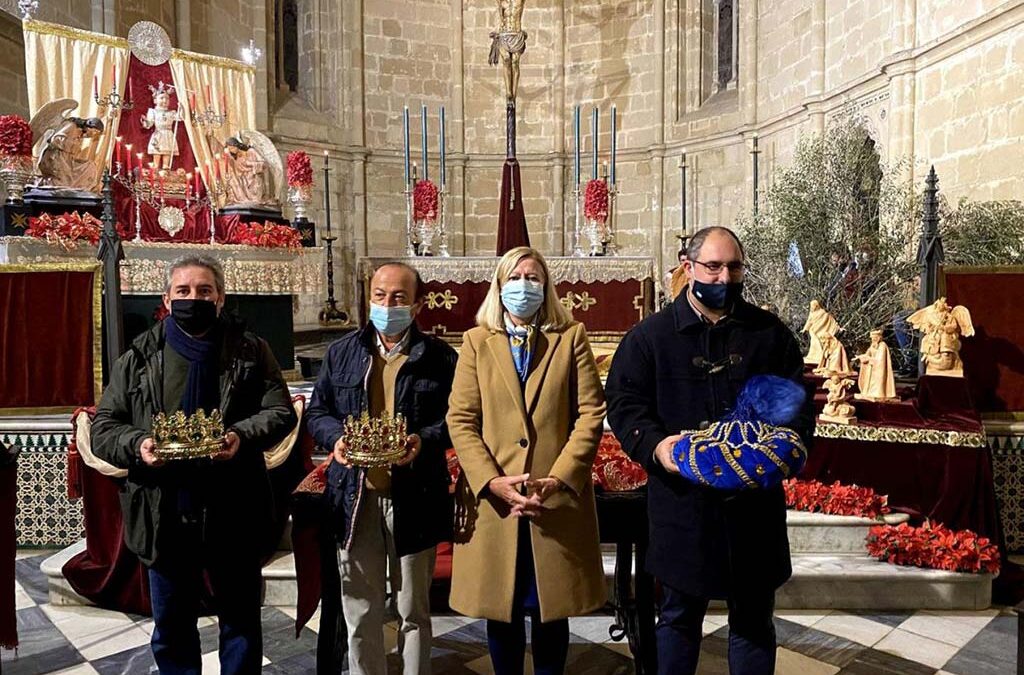 Emotivo acto de entrega de las coronas de los Reyes 2021