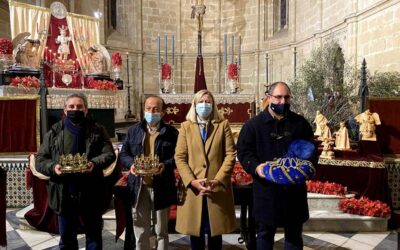 Emotivo acto de entrega de las coronas de los Reyes 2021