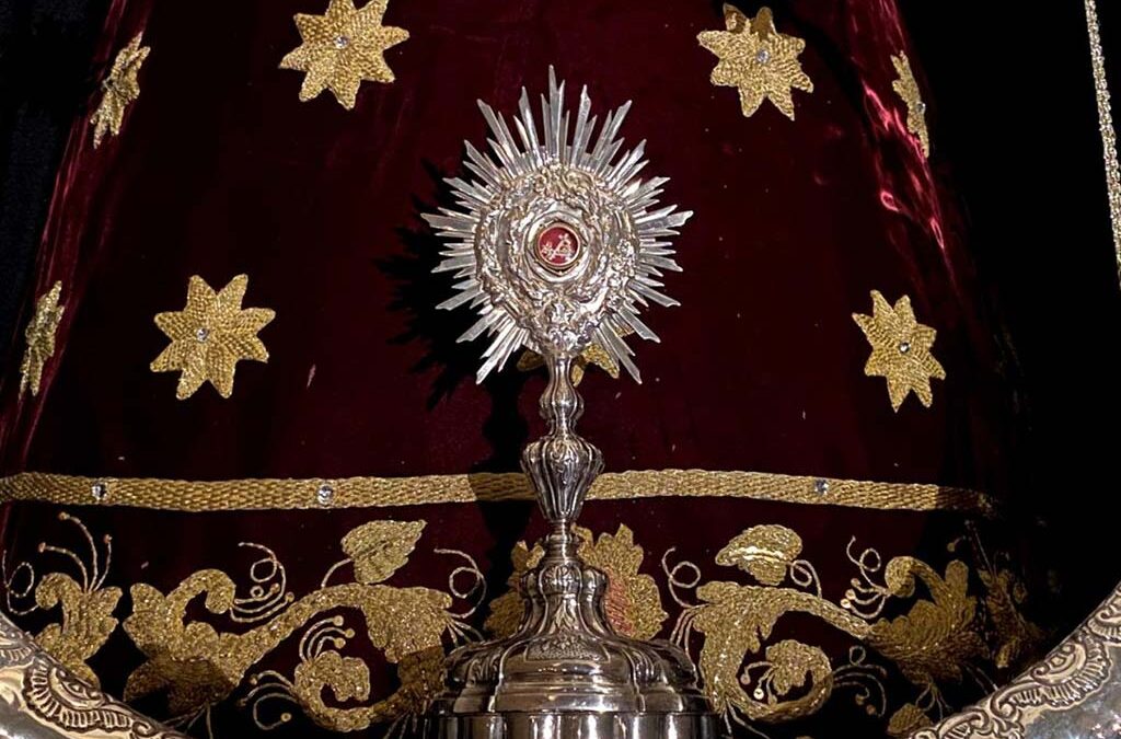 El Lignum Crucis también está en el Altar de Cultos de la Hermandad