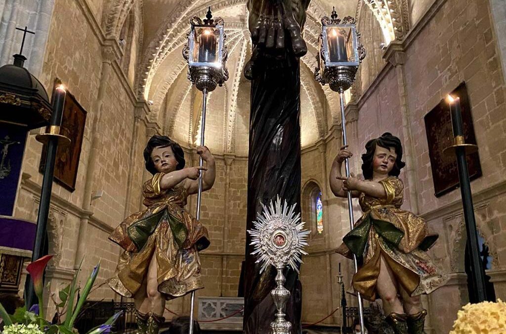 El Lignum Crucis también ha estado presente en el acto de veneración del Cristo de la Esperanza