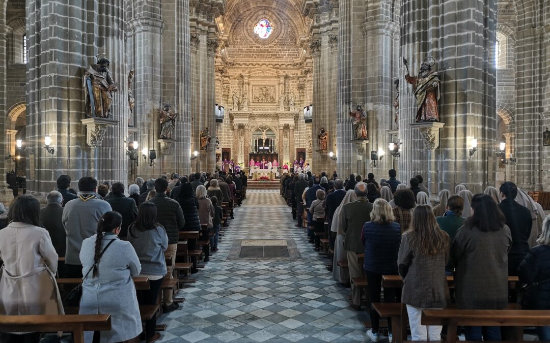 Nuestra Hermandad asiste en la Catedral a la Misa por Benedicto XVI