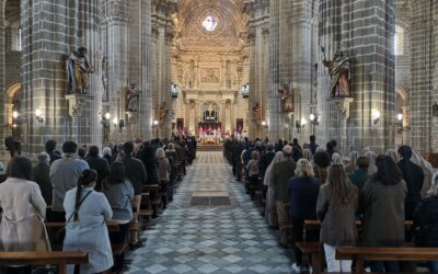 Nuestra Hermandad asiste en la Catedral a la Misa por Benedicto XVI