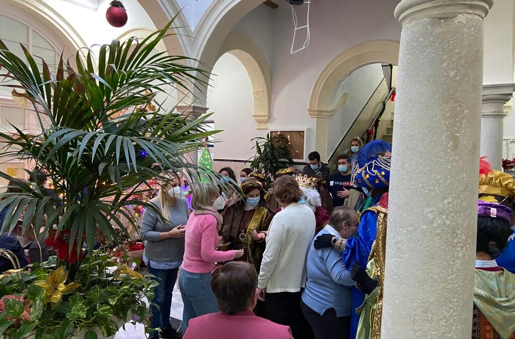 El Hogar de los Dolores una visita obligada todos los años de los Reyes Magos de la Hermandad