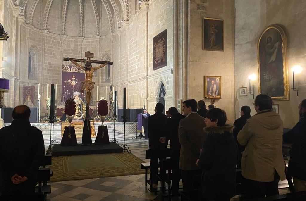 Cierre al Besamanos de la Virgen de las Lágrimas con la Corona Dolorosa