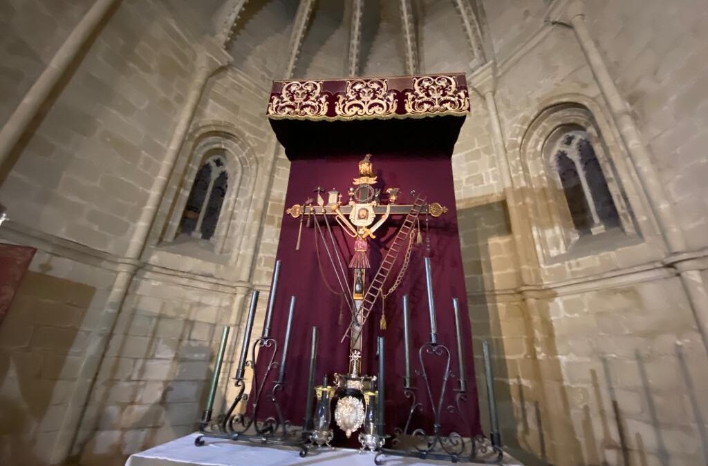 Magnifica disposición de la Cruz en el Altar Mayor de San Juan