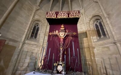 Magnifica disposición de la Cruz en el Altar Mayor de San Juan