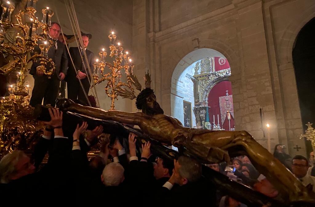 Traslado del Cristo de la Esperanza a su paso de salida