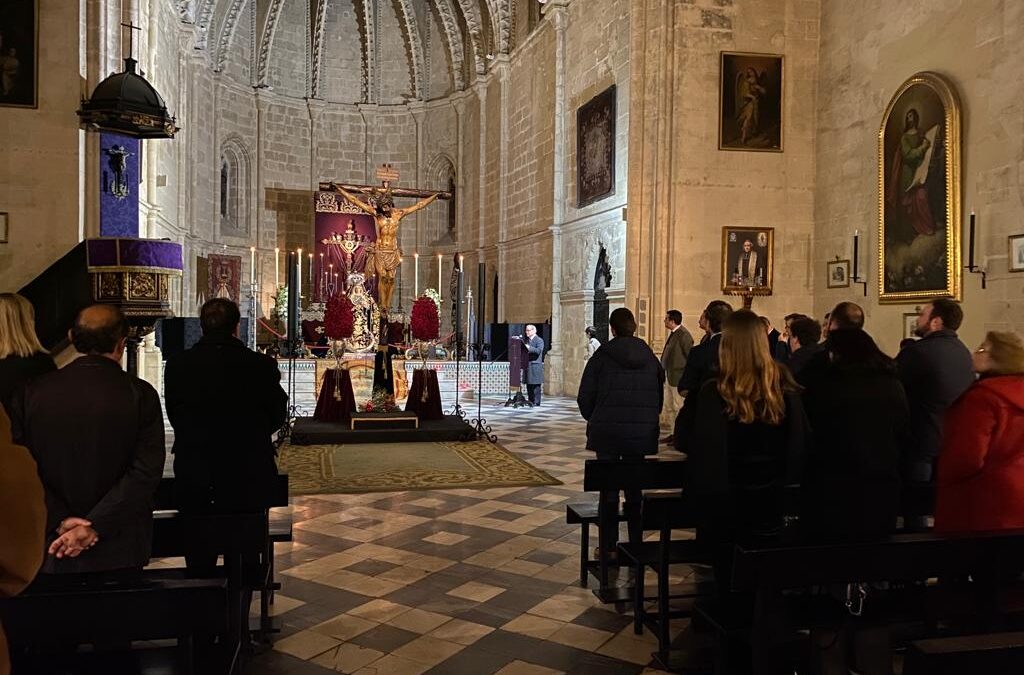 El rezo del Vía Crucis cerró el Besapies del Cristo de la Esperanza