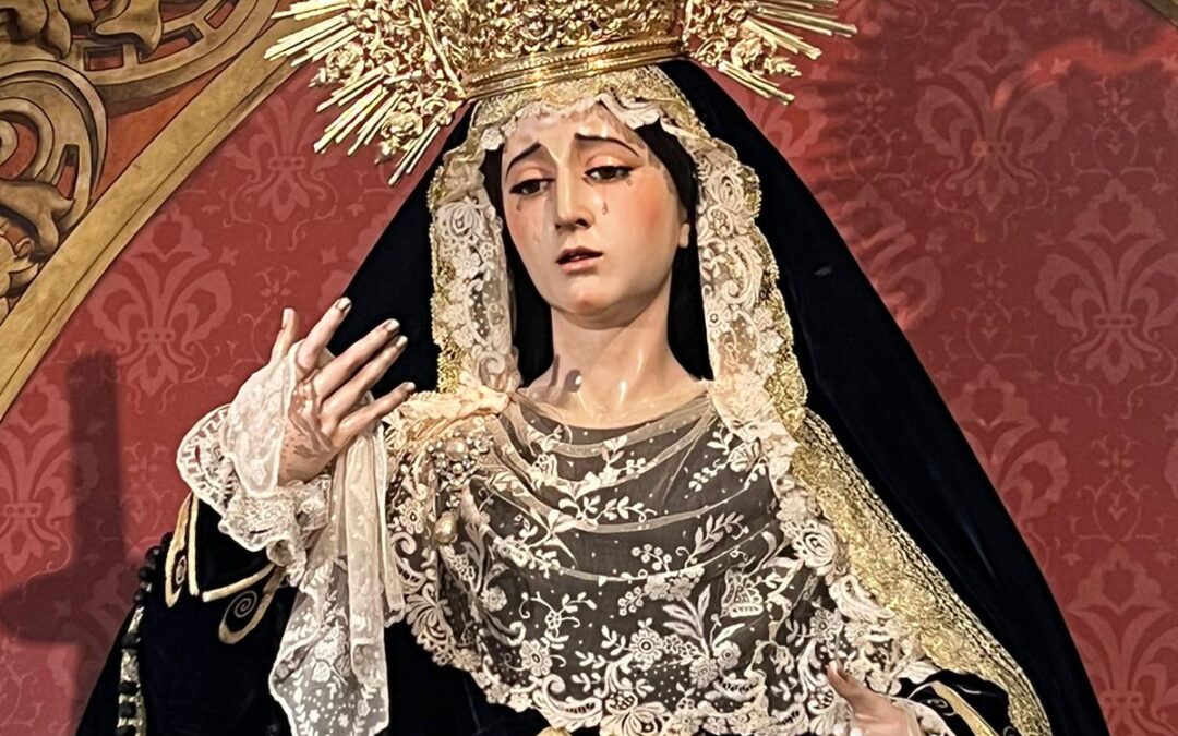 Nuestra Señora de las Lágrimas ya está de nuevo en su Altar