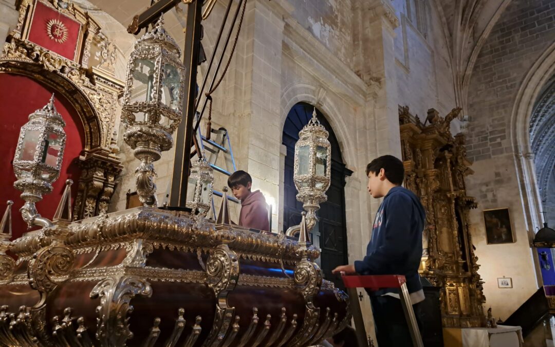 Los mas jóvenes de la Hermandad colaboran con el equipo de mayordomía