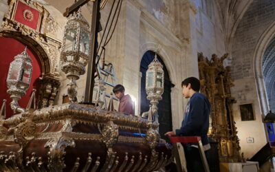 Los mas jóvenes de la Hermandad colaboran con el equipo de mayordomía