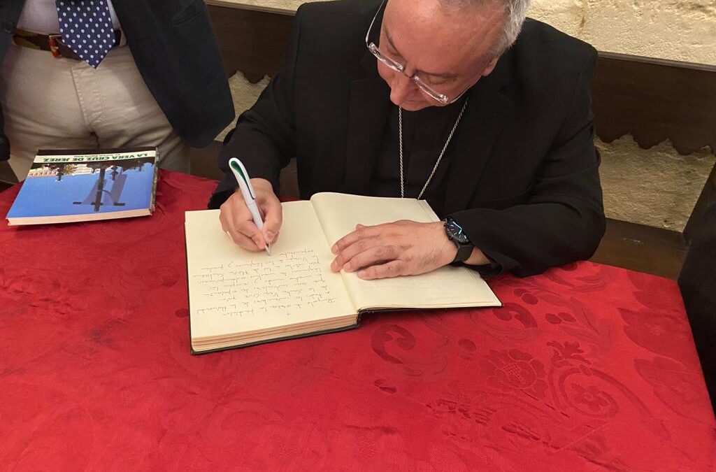 Monseñor Rico Pavés firma en el Libro de honor de la Hermandad