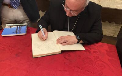 Monseñor Rico Pavés firma en el Libro de honor de la Hermandad