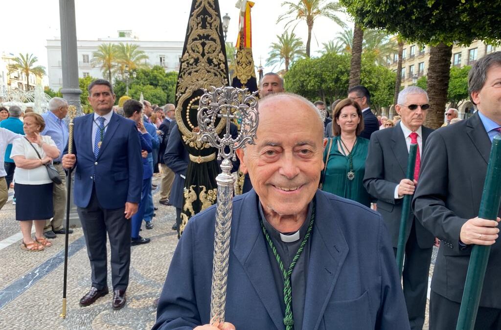 El Padre Osborne nos acompañó en la Procesión del Corpus