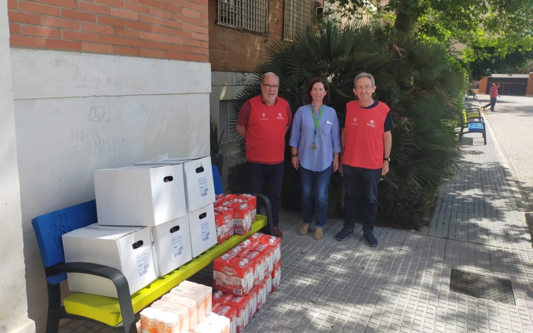 Entrega de alimentos a Cáritas de El Pilar
