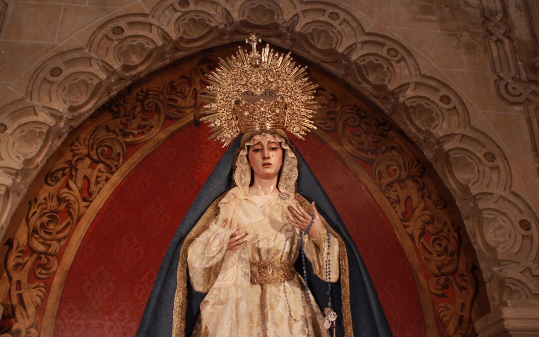 Nuestra Señora de las Lágrimas vestida para la Festividad de la Asunción de la Virgen