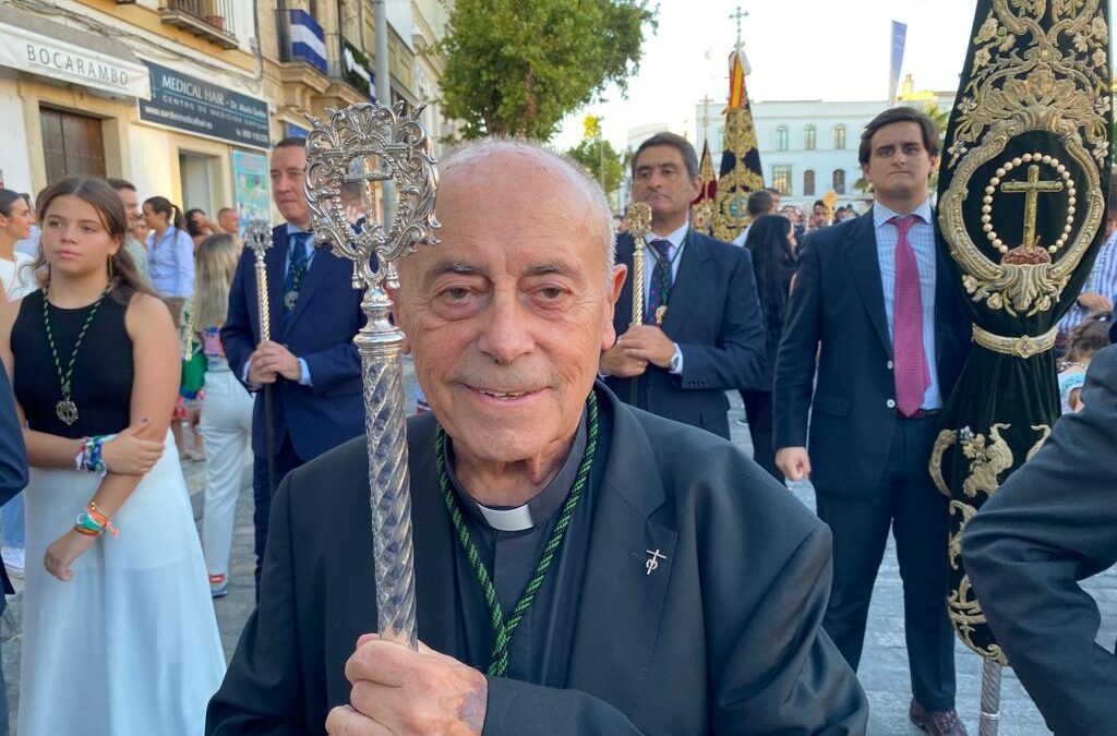 El Padre Osborne acompaña a la Hermandad en la Procesión de la Merced