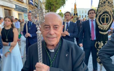 El Padre Osborne acompaña a la Hermandad en la Procesión de la Merced