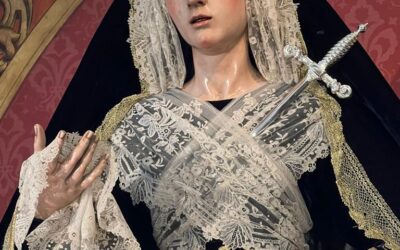 Nuestra Señora de las Lágrimas vestida para la festividad de la Exaltación de la Cruz