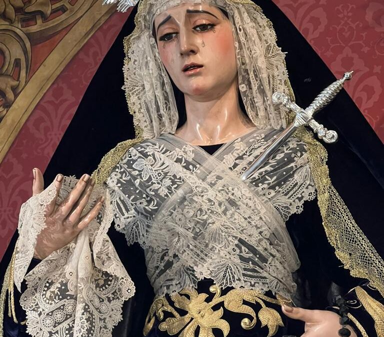 Nuestra Señora de las Lágrimas vestida para la festividad de la Exaltación de la Cruz
