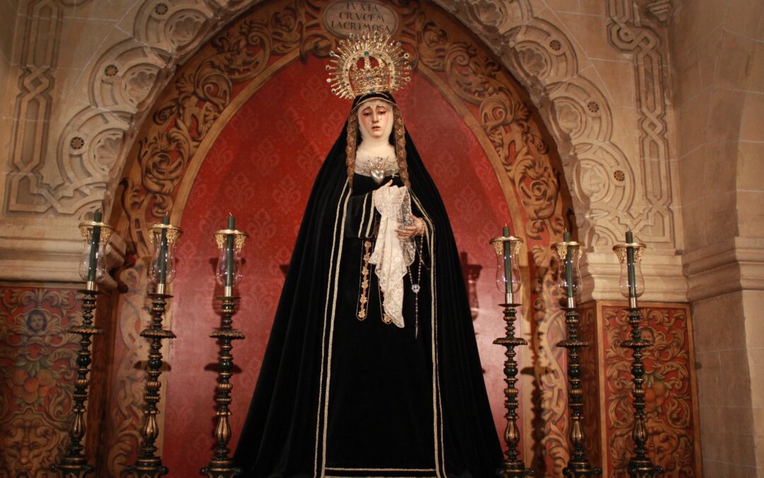 Nuestra Señora de las Lágrimas vestida para el mes de noviembre