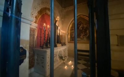 La Virgen de las Lágrimas a la luz de las velas