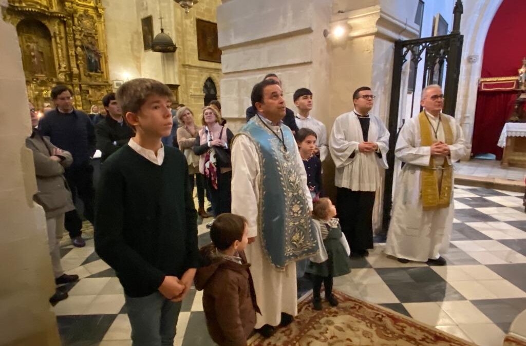 Con el rezo de la Salve hemos finalizada la Misa de la Inmaculada