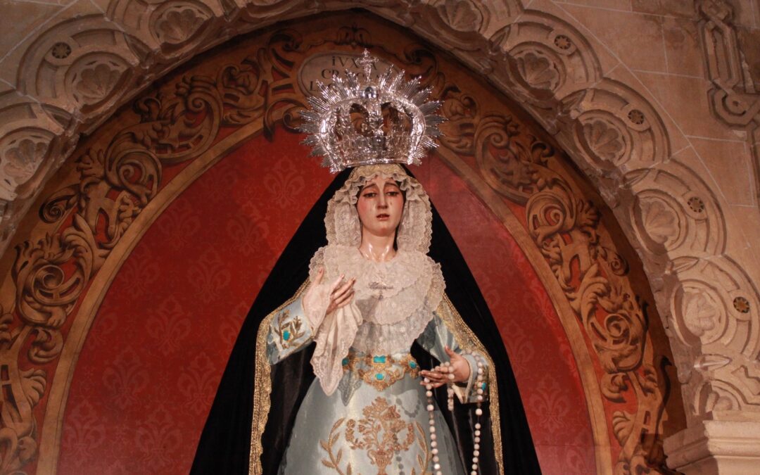 Nuestra Señora de las Lágrimas vestida para el Adviento y la Inmaculada