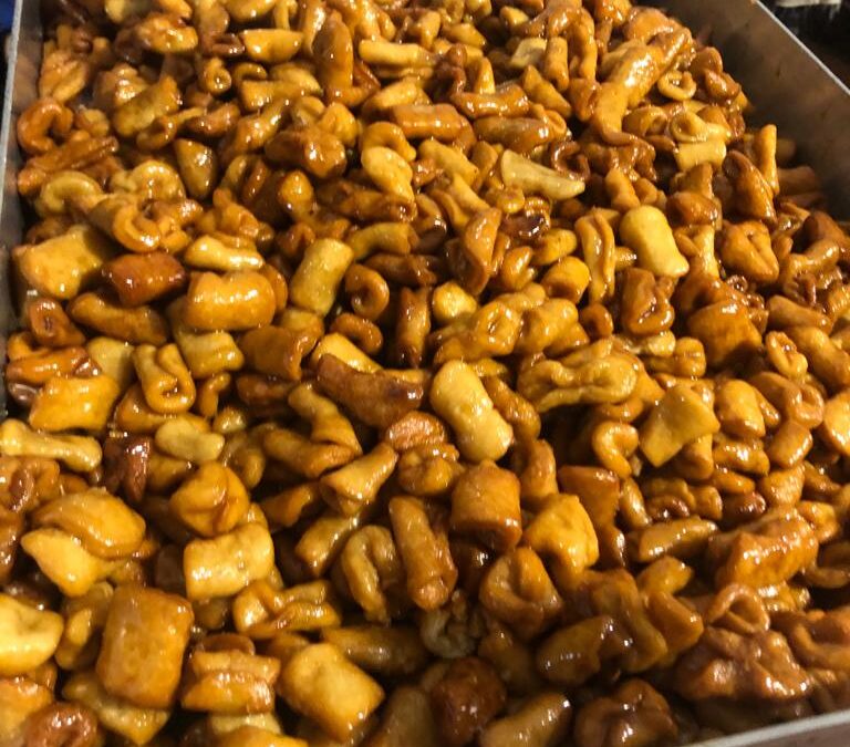 Este domingo hemos hecho pestiños para la Bolsa de Caridad