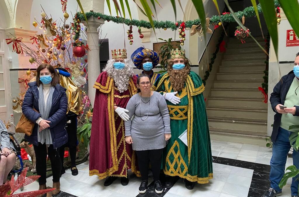 Visita de SSMM los Reyes Magos al Hogar de los Dolores
