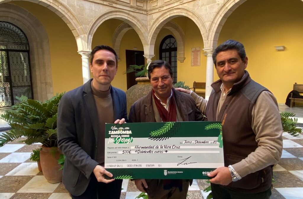 Nuestra Hermandad premiada por el reciclaje de vidrio en nuestra Zambomba en la Plaza Asunción