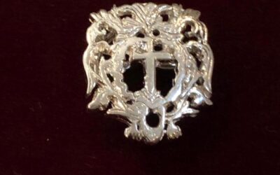 Nuevas Insignias de plata de la Hermandad a beneficio de la Bolsa de Caridad