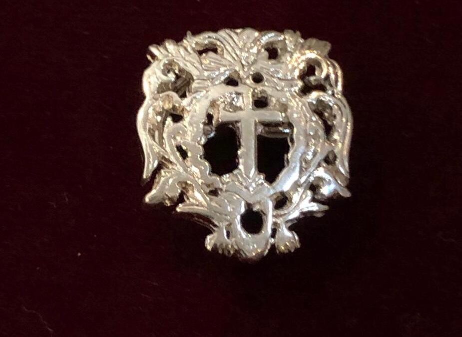 Nuevas Insignias de plata de la Hermandad a beneficio de la Bolsa de Caridad