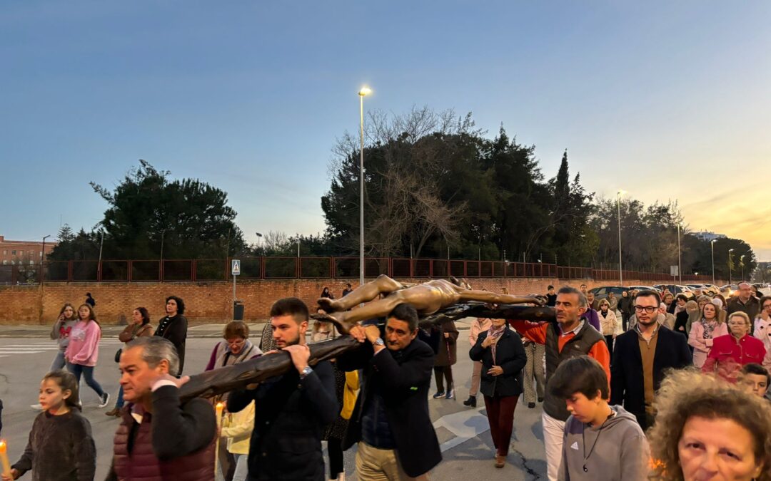 La Hermandad participa en el Vía Crucis de antorchas de la Parroquía del Pilar