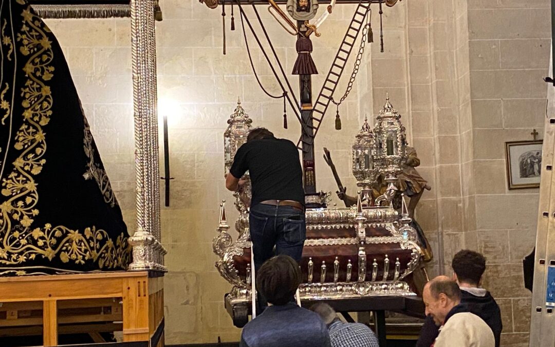 El equipo de mayordomía trabaja desmontando todo en San Juan