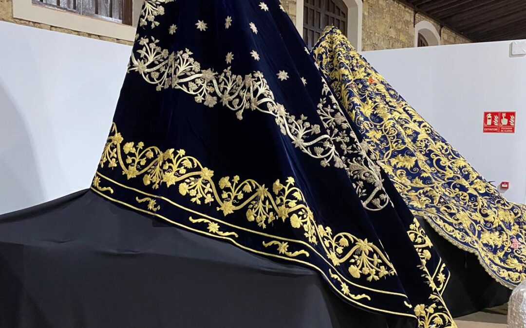 Inaugurada la Exposición «Con Oro de Ofir» con los mantos bordados de la Semana Santa jerezana