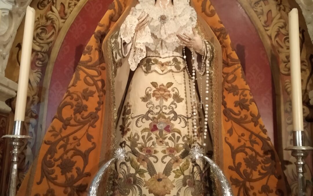 Nuestra Señora de las Lágrimas vestida para la Exaltación de la Cruz