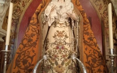 Nuestra Señora de las Lágrimas vestida para la Exaltación de la Cruz