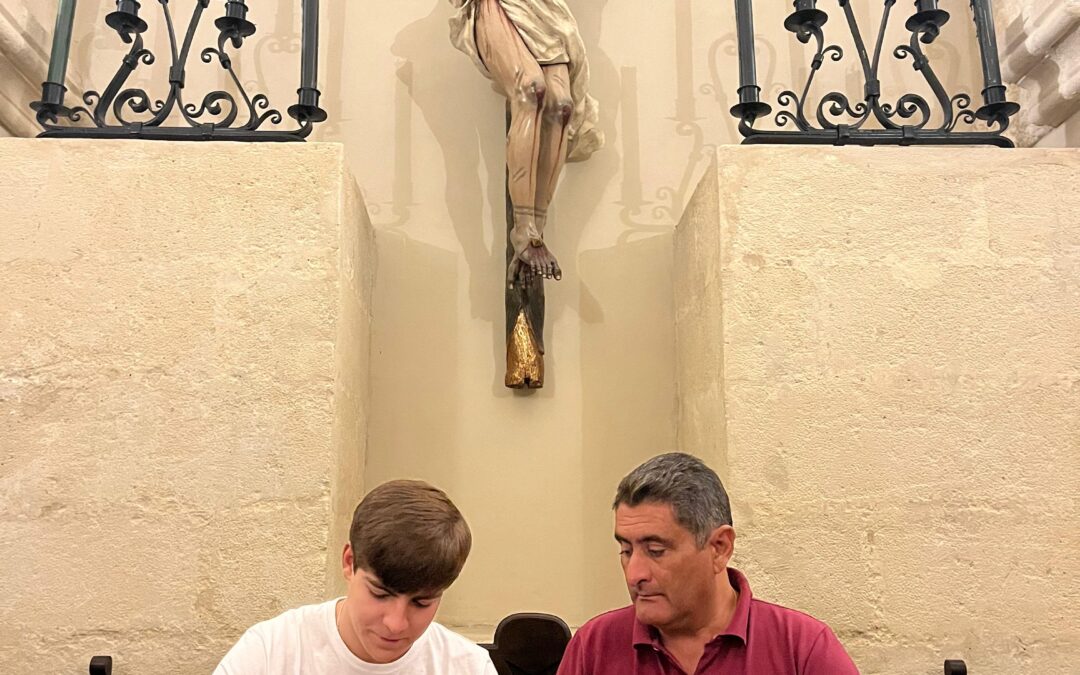 Firma con Acólitos de Sanlúcar cara a la Magna