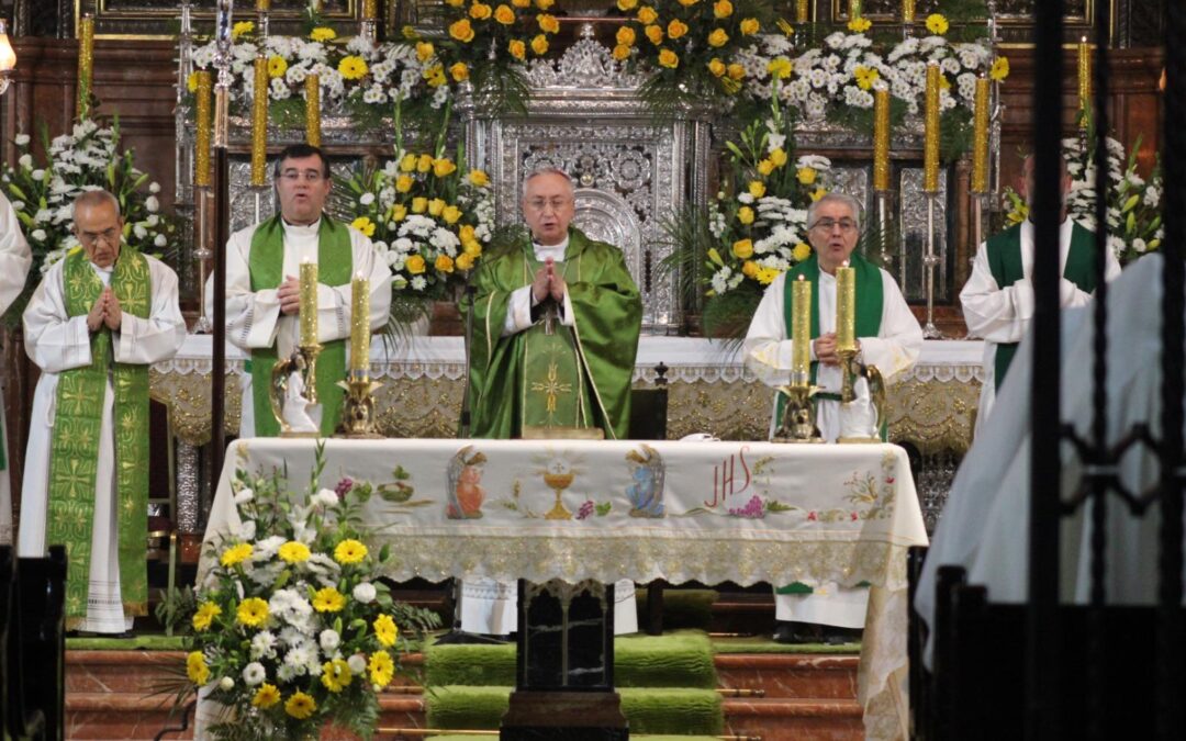 La Hermandad asiste al 50 Aniversario de las Esclavas del Santísimo Sacramento y la Inmaculada en Jerez