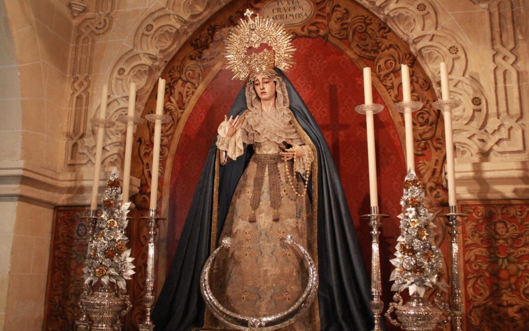 Nuestra Señora de las Lágrimas vestida para el Tiempo de Adviento y la Inmaculada