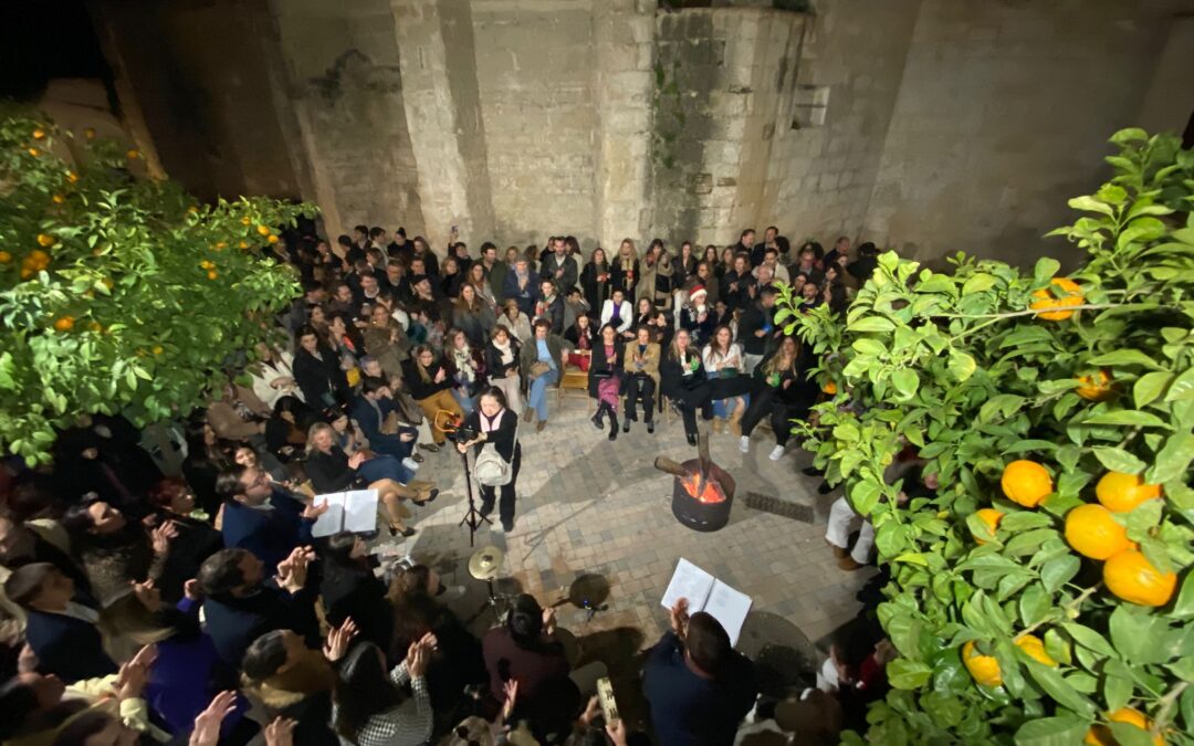 Espectacular Zambomba de la Hermandad en el Pasaje de la Santa Cruz