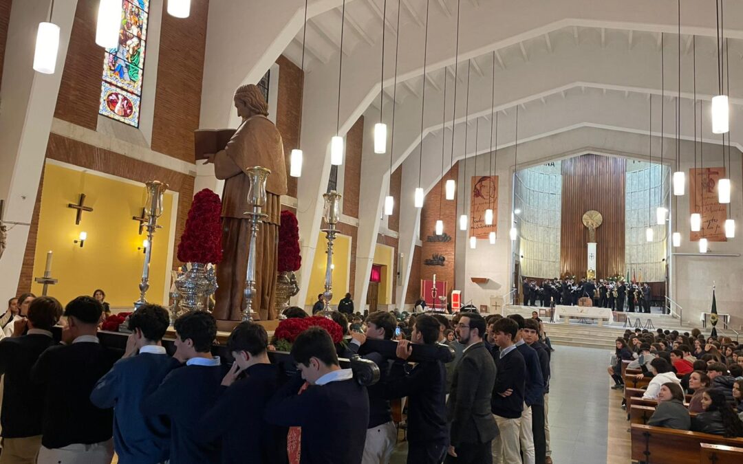 La Procesión del Beato se ha tenido que celebrar en el interior de la Parroquía del Pilar