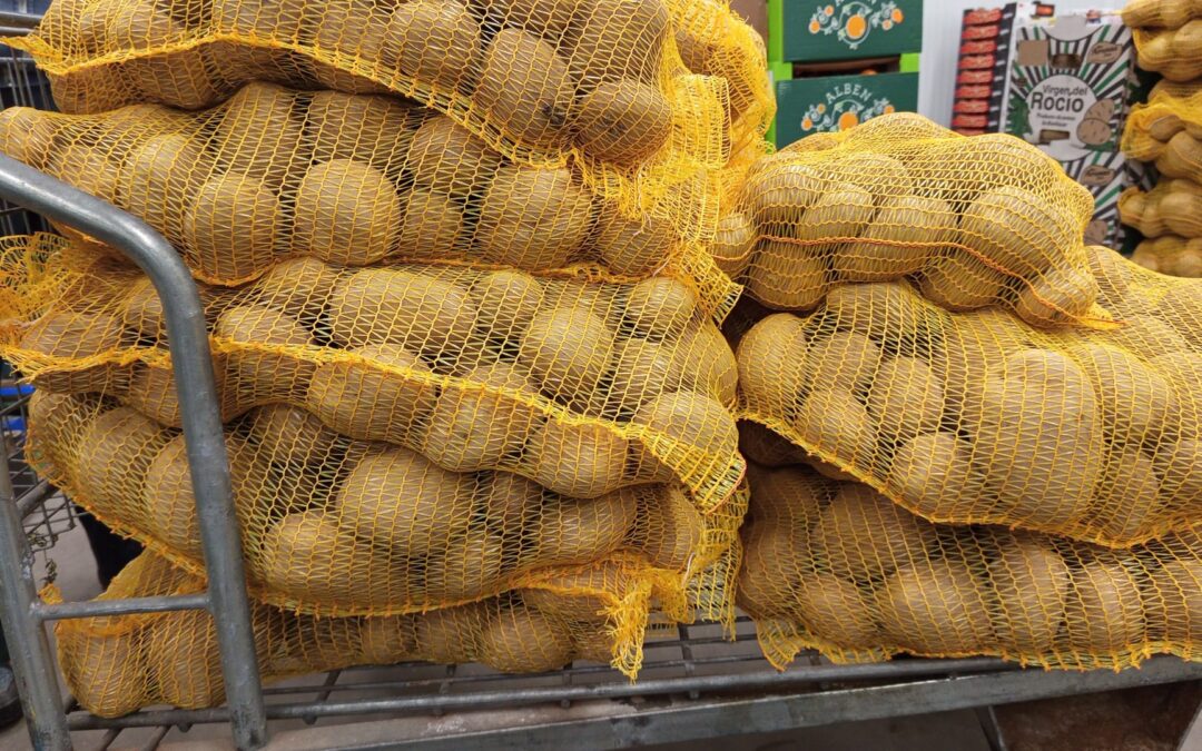 Nueva entrega de alimentos de la Bolsa de alimentos de la Bolsa de Caridad de la Hermandad