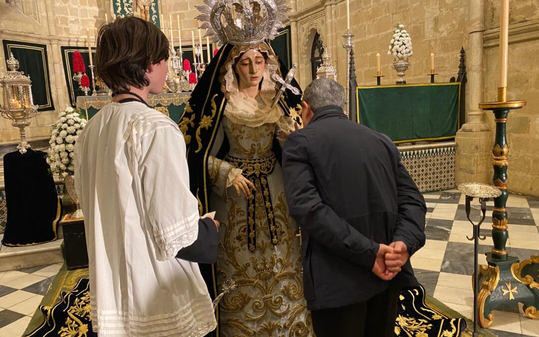 Gran jornada de Besamanos a Nuestra Señora de las Lágrimas