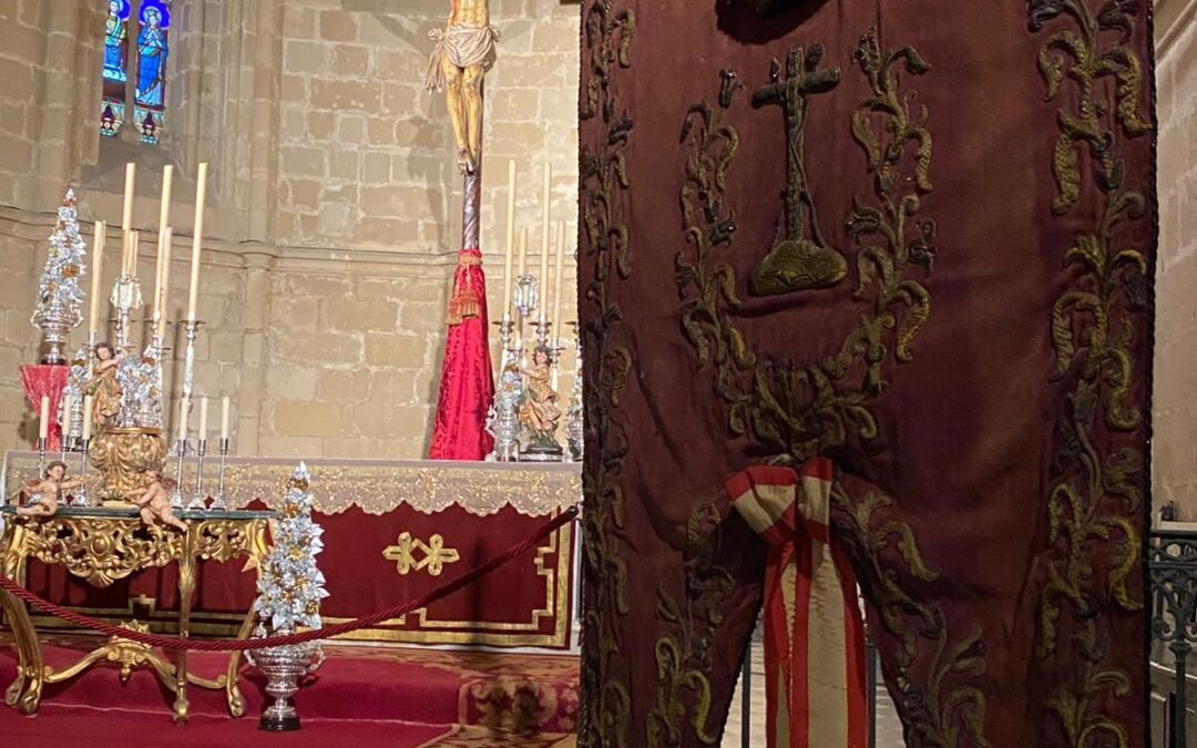 Preparando el Altar de la Exaltación de la Cruz
